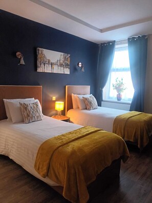Kamar Twin | Meja kerja, ruang kerja ramah laptop, Wi-Fi gratis, dan seprai linen