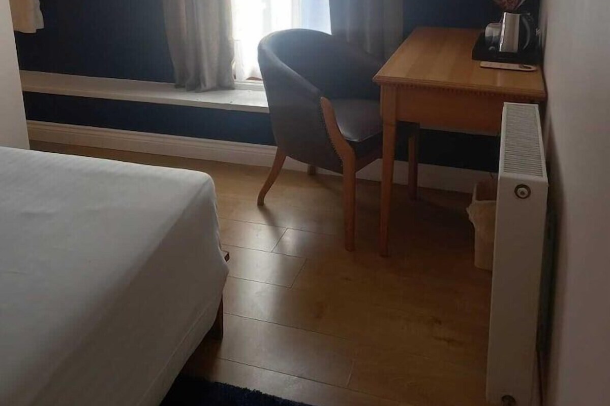 Schreibtisch, laptopgeeigneter Arbeitsplatz, kostenloses WLAN