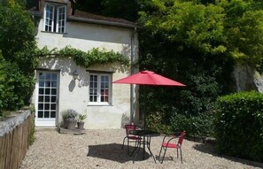 Doppelzimmer, Terrasse, Gartenblick (Escargo'Thym) | Individuell dekoriert, individuell eingerichtet, Bügeleisen/Bügelbrett