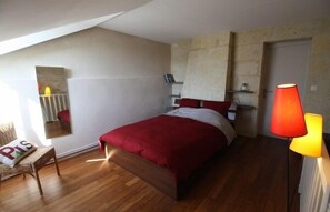 Doppelzimmer, Terrasse, Gartenblick (Escargo'Thym) | Individuell dekoriert, individuell eingerichtet, Bügeleisen/Bügelbrett