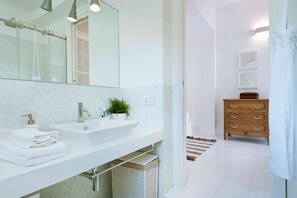 Villa, 2 chambres | Salle de bain | Douche, douche cascade, bidet, serviettes fournies