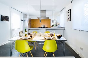 Departamento, 2 habitaciones | Cocina privada | Refrigerador con congelador, microondas, horno y parrilla de estufa 