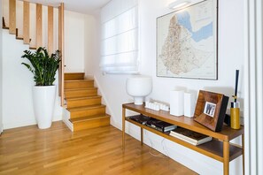 Departamento, 2 habitaciones | Área de sala de estar | Televisión de pantalla plana y estación para iPod 