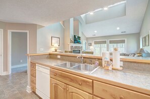 Lavavajillas, cafetera y tetera, utensilios de cocina y comedor 