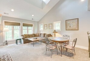 TV - Echota Woods 132- Mtn Condo, Gated Resort, Indoor/Outdoor Pools & Hot Tub (Boone)