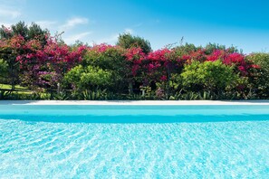 Outdoor pool, pool umbrellas, sun loungers - Il Giardino Ritrovato (Marsala)