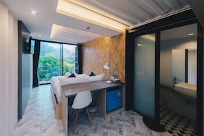 Quarto luxo, 1 cama Queen | Wi-Fi de cortesia, roupa de cama