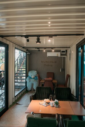 供應早餐、午餐和早午餐，國際料理