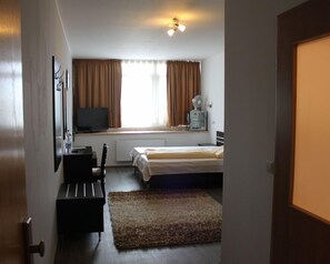 Zweibettzimmer | Schreibtisch, schallisolierte Zimmer, kostenloses WLAN, BettwÀsche