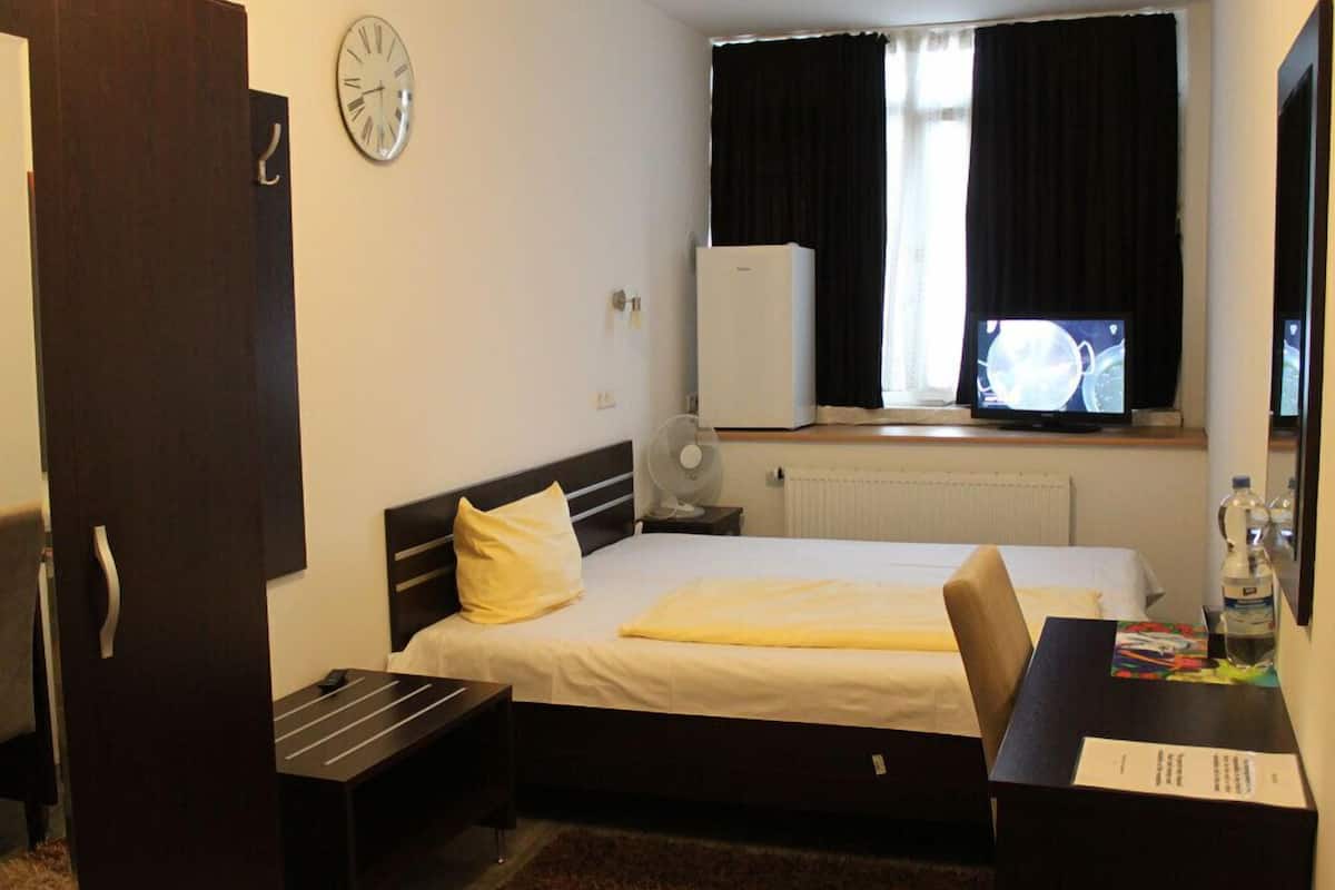 Double Room | Desk, soundproofing, free WiFi, bed sheets
