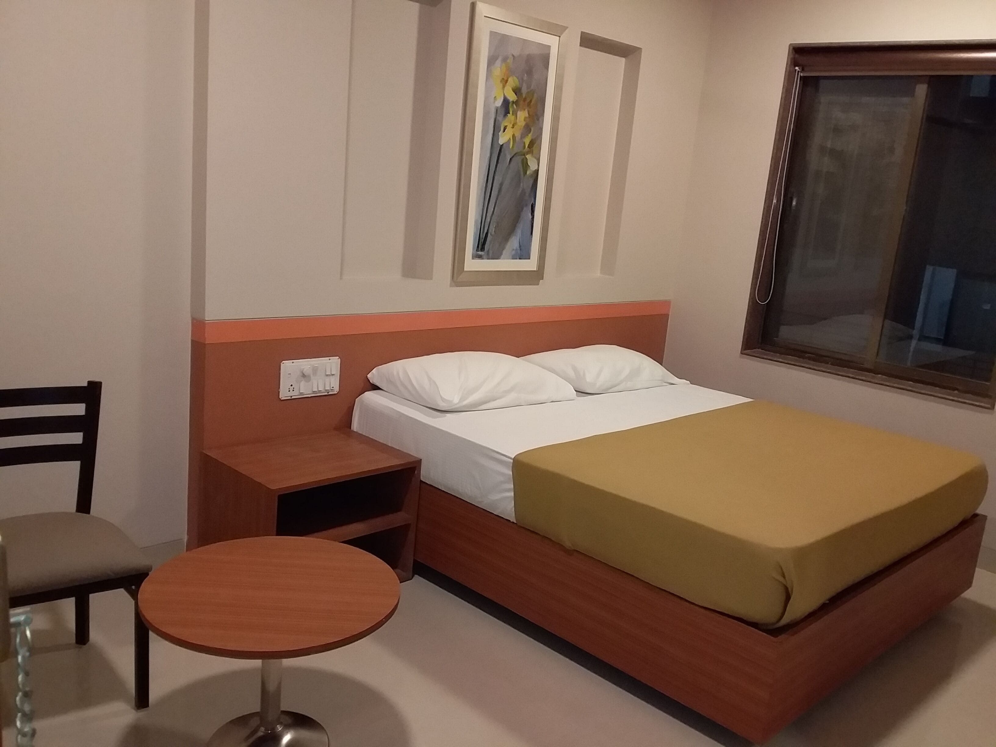 Tirai kedap cahaya dan seprai linen