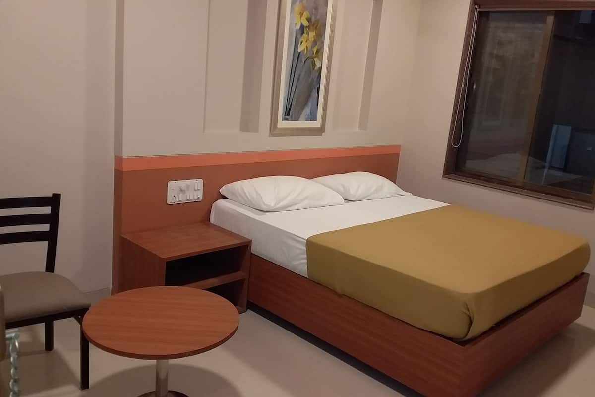 Tirai kedap cahaya dan seprai linen