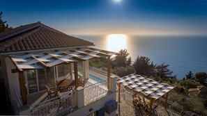 تناول الطعام بالخارج