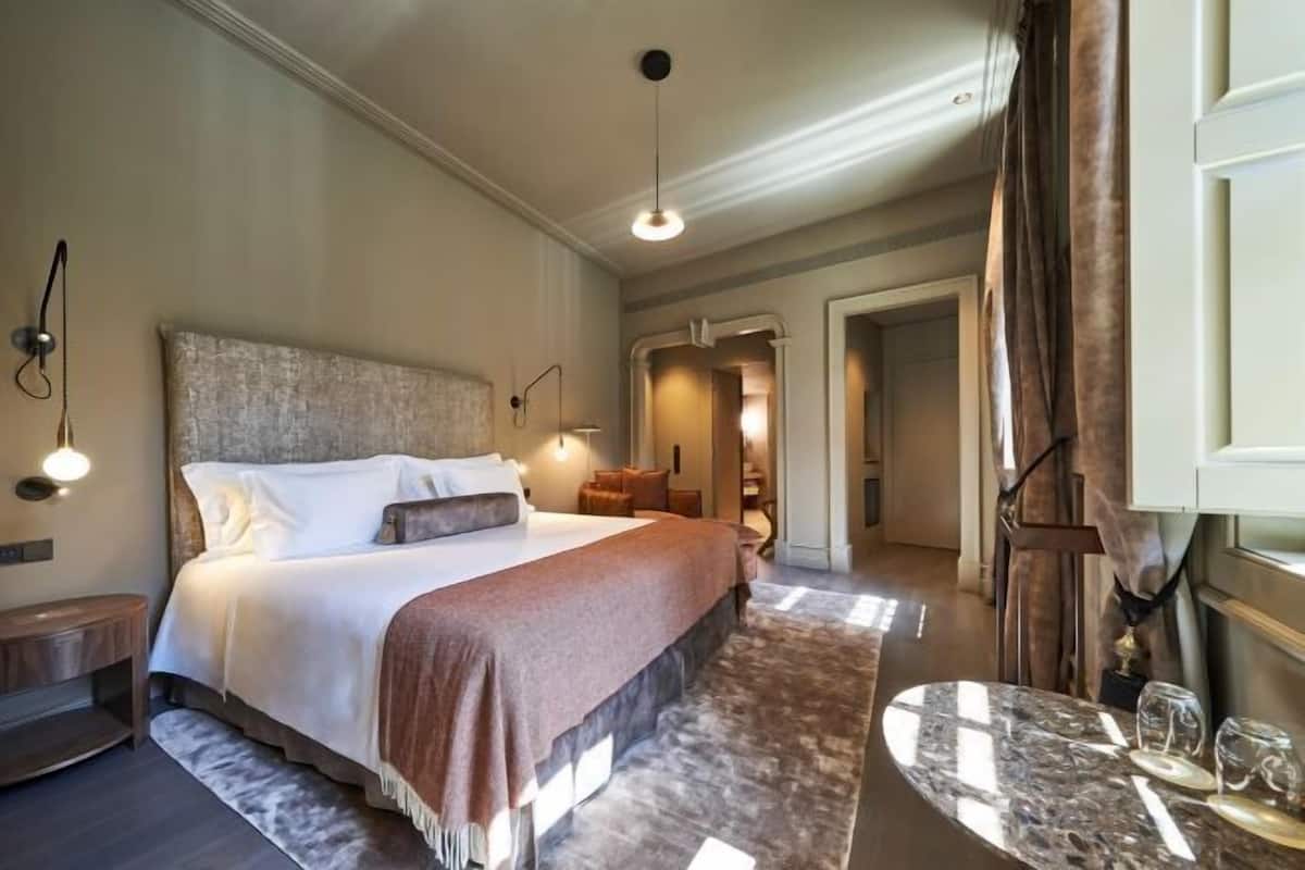 Hypo-allergenic bedding, minibar, in-room safe, free WiFi