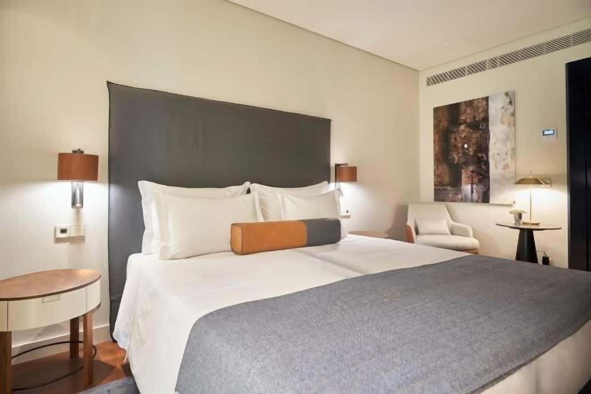 Hypo-allergenic bedding, minibar, in-room safe, free WiFi