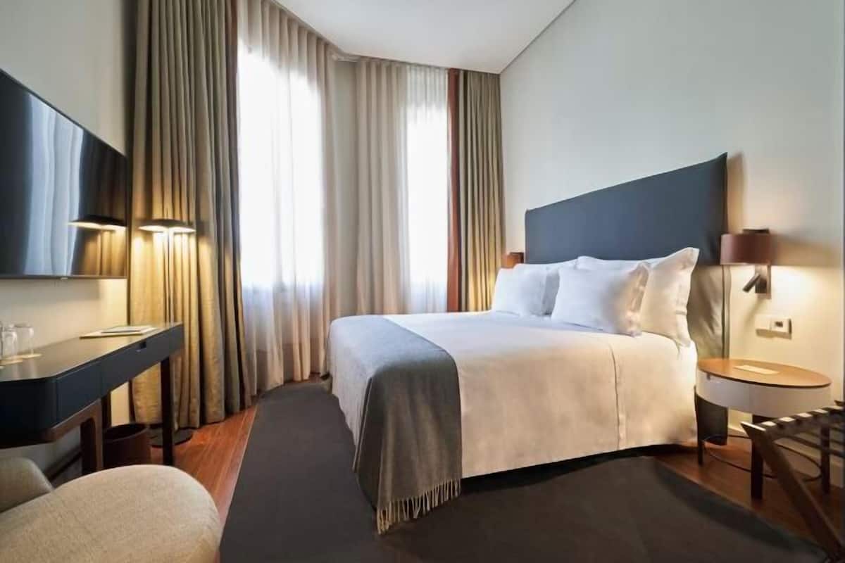 Hypo-allergenic bedding, minibar, in-room safe, free WiFi