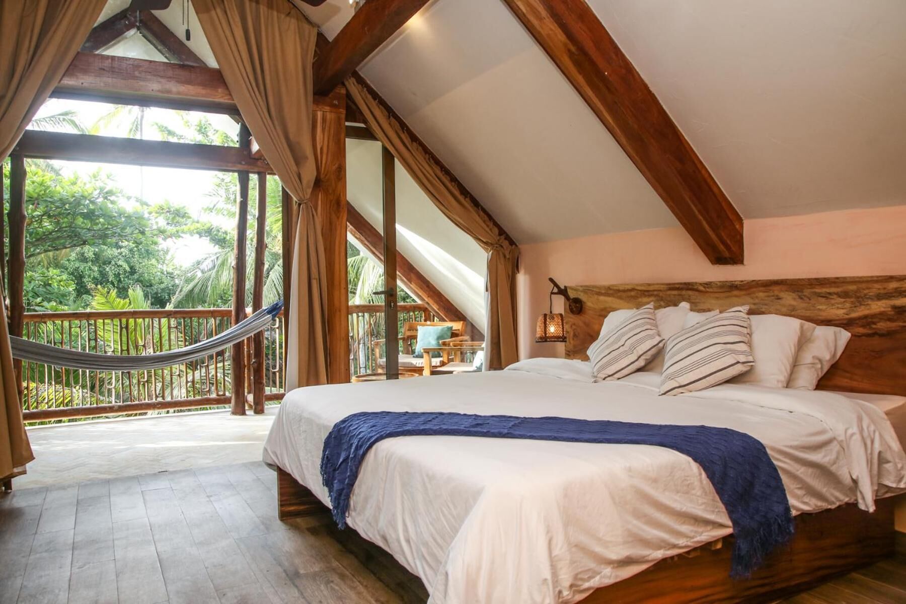 In-room safe, free WiFi, bed sheets