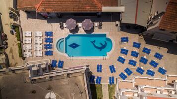 Piscine extérieure, parasols de plage, chaises longues