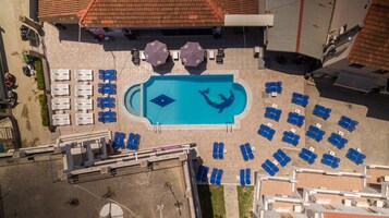 Outdoor pool, pool umbrellas, sun loungers