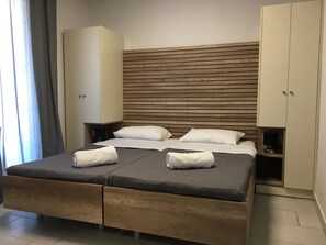 Quarto casal superior, em edifício anexo | Cofres nos quartos, escrivaninha, quartos à prova de som