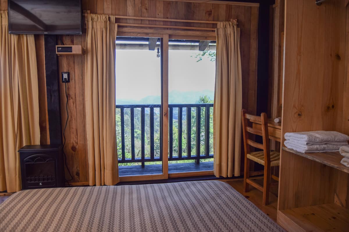 Habitación panorámica, 1 cama King size, vista a la ciudad | Tabla de planchar con plancha, wifi gratis y ropa de cama