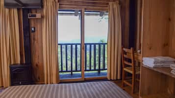 Habitación panorámica, 1 cama King size, vista a la ciudad | Tabla de planchar con plancha, wifi gratis y ropa de cama