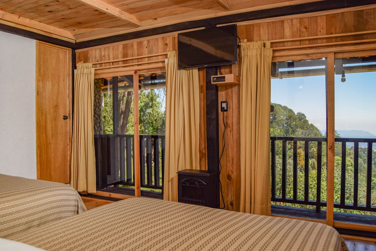 Habitación doble panorámica, vista a la ciudad | Tabla de planchar con plancha, wifi gratis y ropa de cama