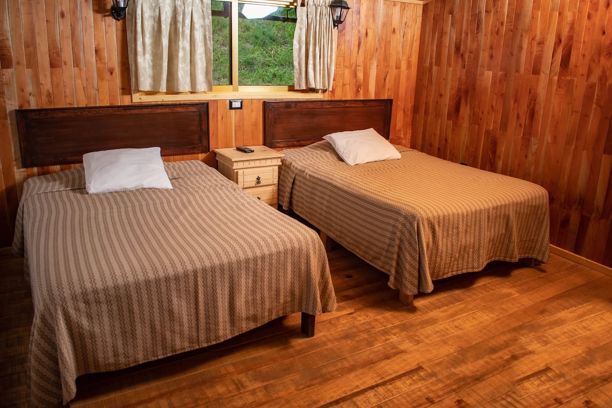 Habitación doble estándar, vista al jardín | Tabla de planchar con plancha, wifi gratis y ropa de cama
