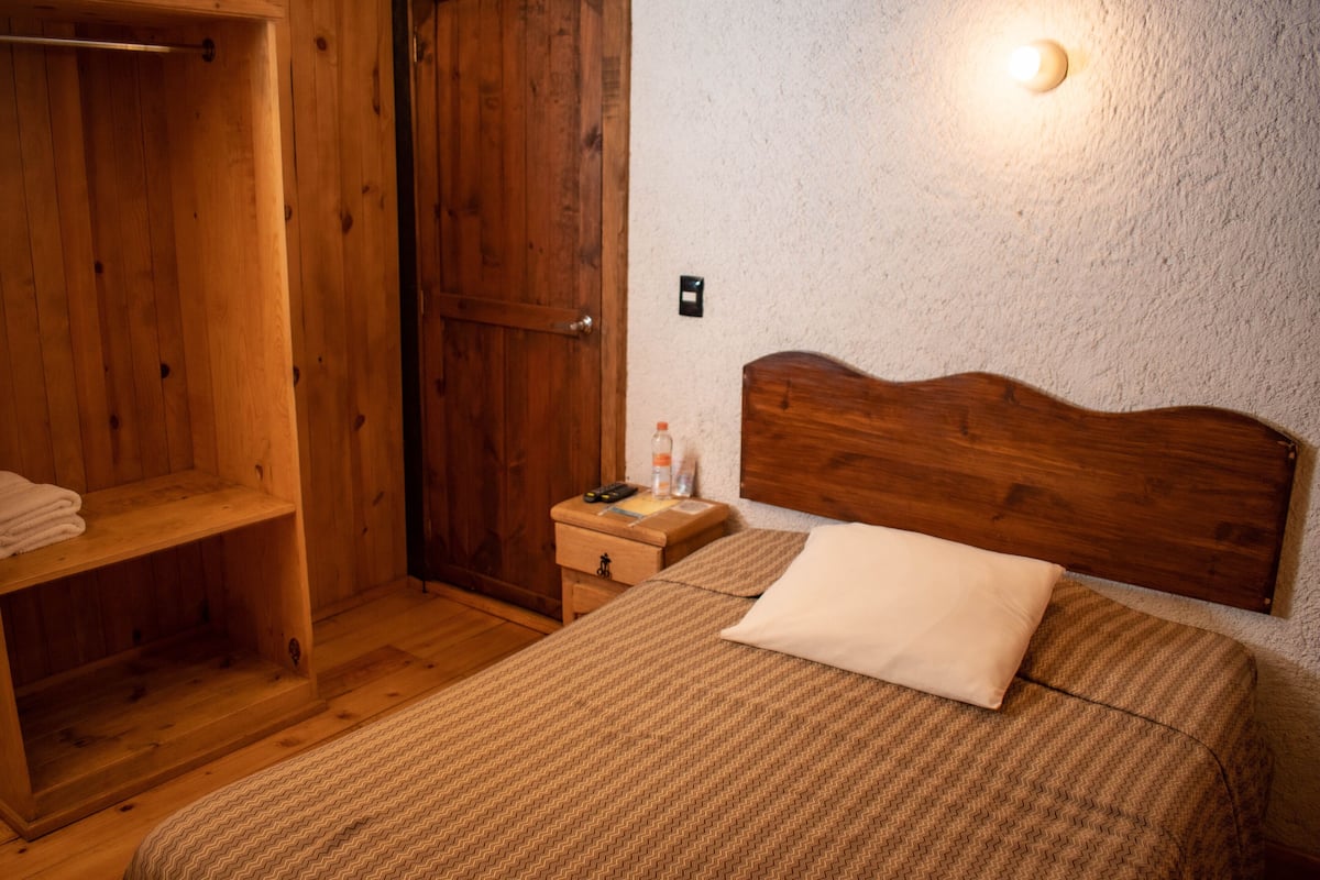 Habitación individual estándar | Tabla de planchar con plancha, wifi gratis y ropa de cama