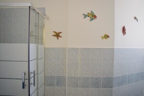 Ducha, secador de pelo, bidet, toallas