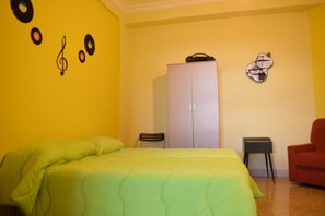 Decoración personalizada, muebles diferentes, escritorio y cunas 