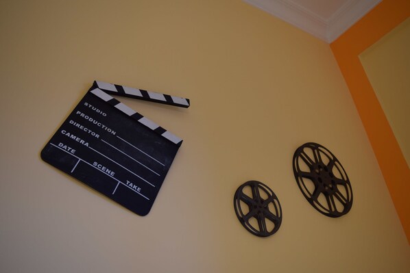 A clapperboard on a wall with two film reels. - L'Aquilone B&B (Palermo)