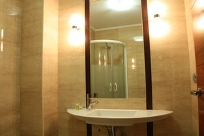 Haartrockner, Handtücher, Seife, Shampoo