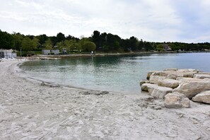 Plage à proximité, chaises longues
