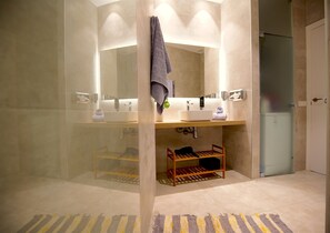 Dusche, umweltfreundliche Kosmetikartikel, Haartrockner, Handtücher