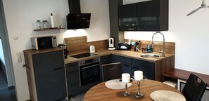 Fridge, microwave, oven, stovetop - Modern apartment with terrace in Waldeck - Höringhausen (Höringhausen)