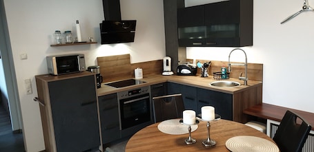 Fridge, microwave, oven, stovetop. Modern apartment with terrace in Waldeck - Höringhausen