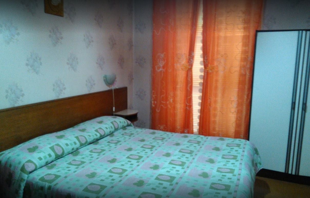 Chambre triple | Coffre-fort, accès au Wi-Fi (inclus), literie fournie