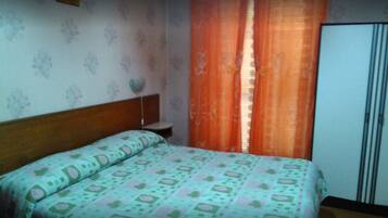 Chambre triple | Coffre-fort, accès au Wi-Fi (inclus), literie fournie