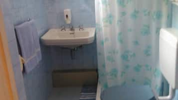 Doppel- oder Zweibettzimmer | Badezimmer | Duschwanne, Regendusche, Bidet, Handtücher