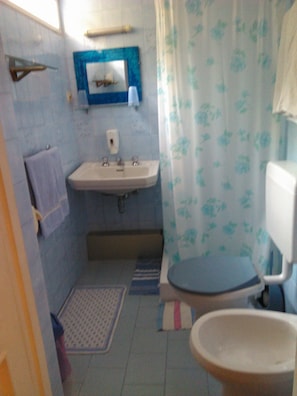 Double or Twin Room | Bathroom | Combined shower/bathtub, rainfall showerhead, bidet, towels - Pensione Santa Chiara Di Biancheri Katia (Sanremo)