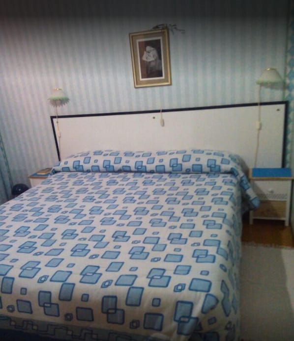 Dubbelrum eller tvåbäddsrum | Värdeförvaringsskåp på rummet, gratis wi-fi och sängkläder