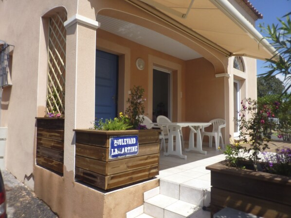Outdoor dining - Quiet house in the garrigue, 20 minutes from the beach (6 people) (Béziers)
