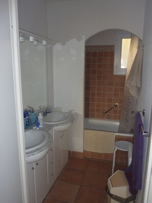 Combined shower/tub, hair dryer, towels - Quiet house in the garrigue, 20 minutes from the beach (6 people) (Béziers)