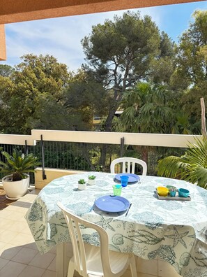 Outdoor dining - Beautiful T2 - Large Terrace - St Raphael - Boulouris 150m beach (Saint-Raphaël)