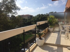 Outdoor dining - Beautiful T2 - Large Terrace - St Raphael - Boulouris 150m beach (Saint-Raphaël)
