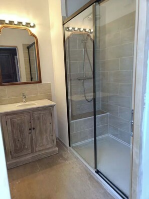 Een bad, een haardroger, handdoeken, toiletpapier