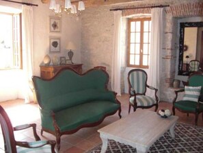 Een televisie en een open haard