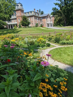 Exterior - Oneida Community Mansion House (Oneida)