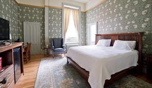 Chambre Deluxe double, salle de bain attenante, vue sur la cour intérieure (King Bed Guest Rooms) | Fer et planche à repasser, Wi-Fi, literie fournie